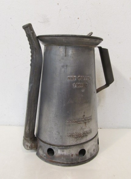 lot 30 image: Vintage 1930s 1 Gallon Motor Oil Can