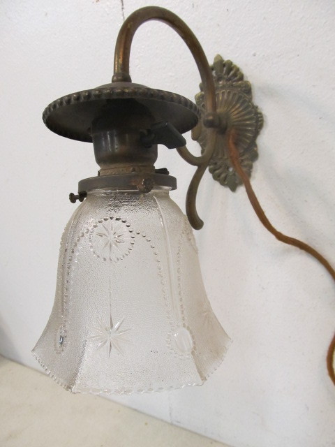 lot 90 image: Antique Brass Wall Sconce wOrnate Glass Shade