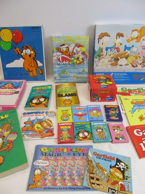 lot 142 image: Large Lot of Vintage 1970s-80s GARFIELD Collectibles #1