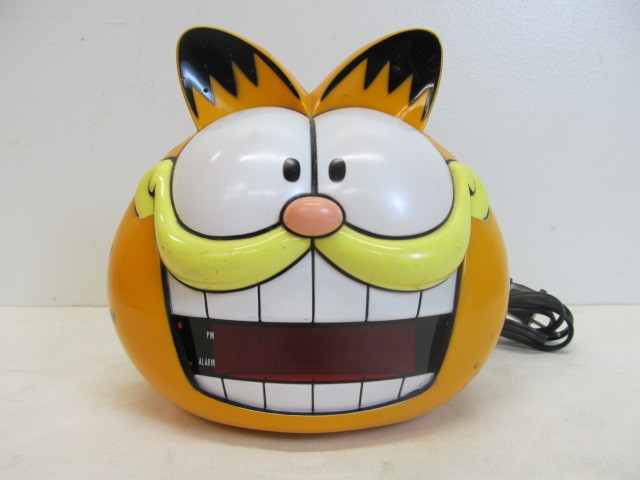 lot 145 image: Working Vintage GARFIELD Talking Alarm Clock