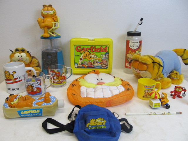 lot 146 image: Large Lot of Vintage 1970s-80s GARFIELD Collectibles #3