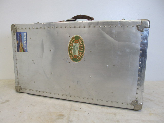 lot 153 image: Large Old Vintage 1930s Metal Suitcase