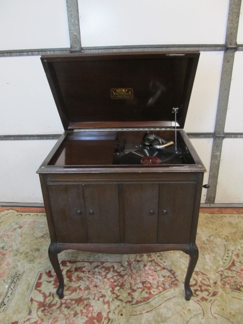 lot 121 image: NICE Working Antique VICTROLA Record Player wRecords