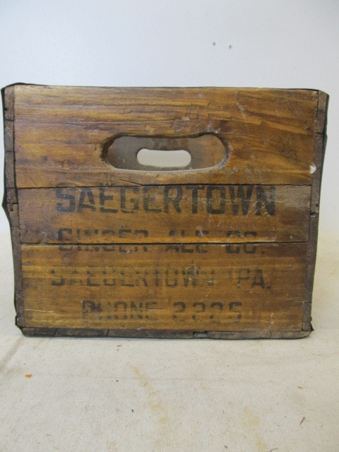 lot 132 image: Antique SAEGERTOWN Aristocrat Wooden Advertising Crate