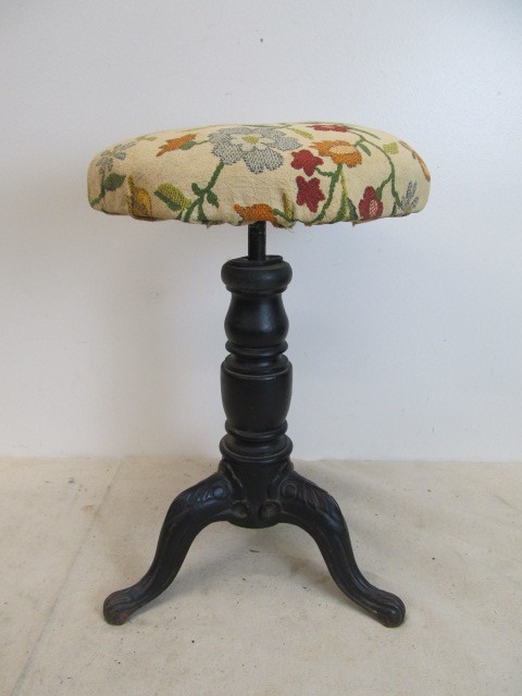 lot 134 image: Orig Antique Adjustable Height Swivel Piano Stool