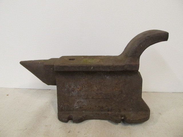lot 194 image: Antique Cast Iron Anvil