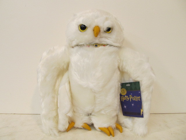 lot 210 image: Harry Potter & The Sorcerers Stone HEDWIG Plush Owl