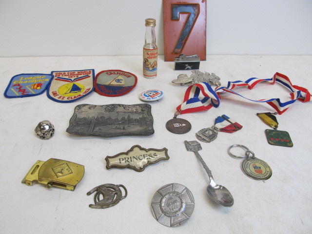 lot 167 image: Group of Vintage Small Collectibles