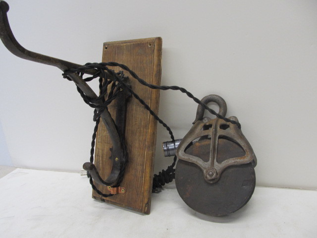 lot 173 image: Antique Industrial Cast Iron Pulley Lamp