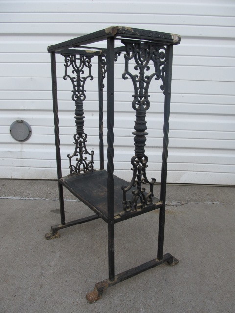 lot 10 image: Ornate Antique Cast Iron FINDLAY MFG CO Table Base