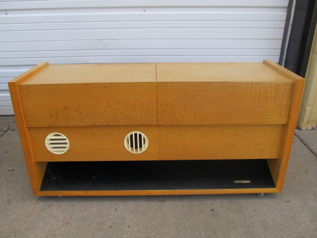 lot 174 image: Vintage German GRUNDIG Majestic Stereo Turntable Cabinet (AS IS)