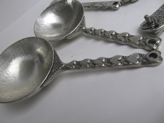 lot 261 image: Vintage TW Pewter Wall Hanging Measuring Set