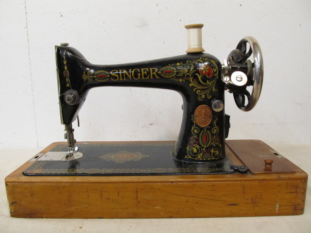 lot 236 image: Nice Antique SINGER Sewing Machine wDome Top Wooden Case