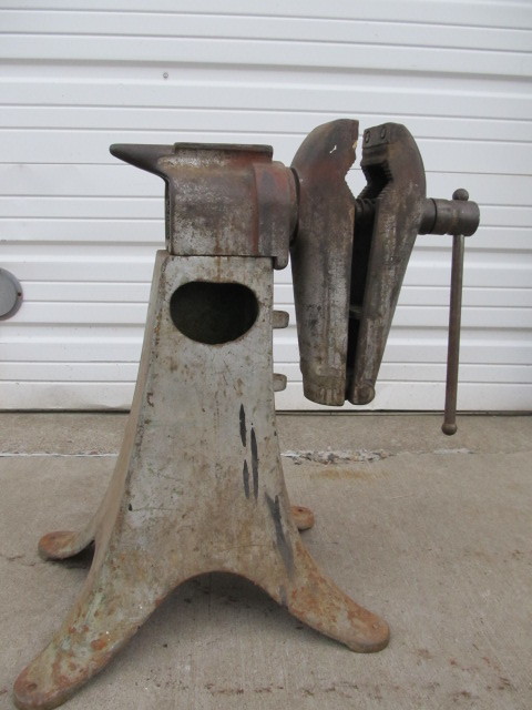 lot 3 image: Old Vintage Iron Combination Anvil Vise wHeavy Duty Industrial Stand