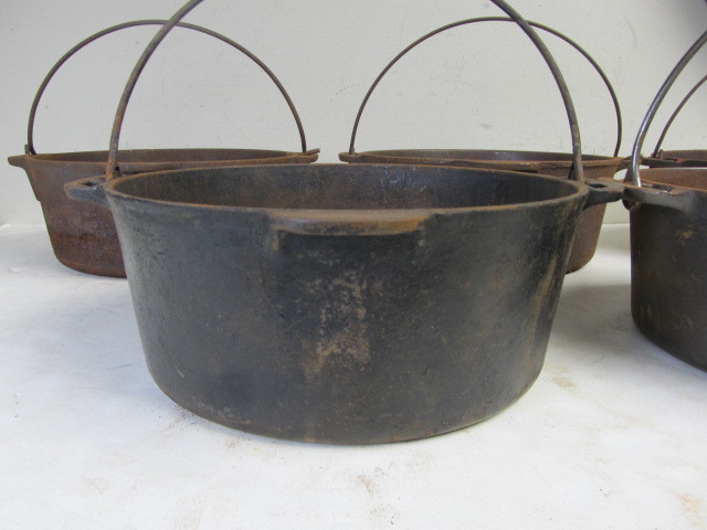 lot 6 image: Lot of 5 Vintage Cast Iron WAGNER WARE Round Roasters