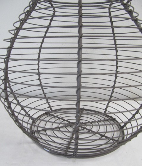 lot 87 image: Primitive Wire Basket wWood Handle