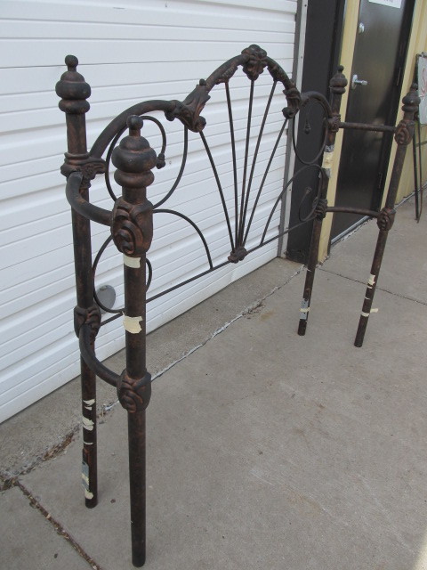 lot 275 image: Rounded Metal Headboard Garden Decor