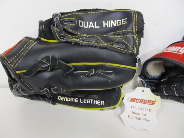 lot 298 image: 2 Brand New Boys Baseball Gloves