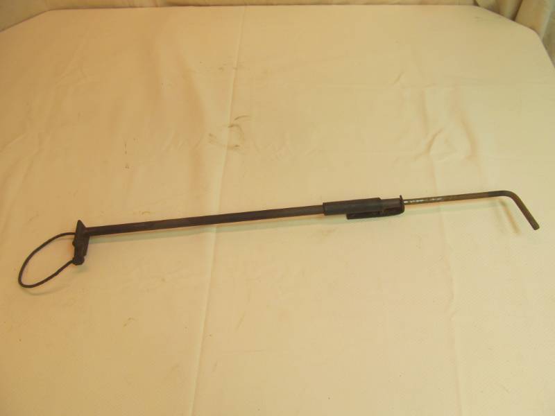 lot 10 image: vintage hog snatching tool