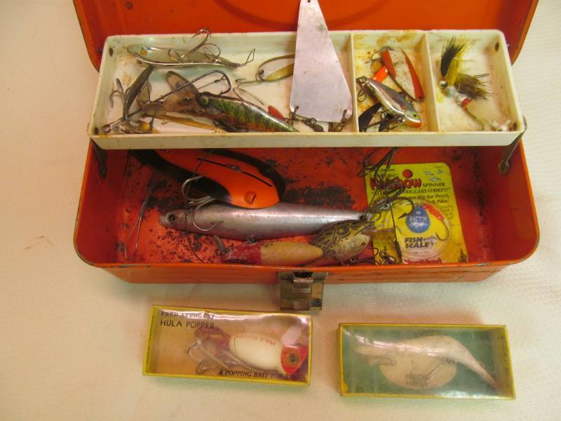 lot 15 image: Tackle box with fishing tackle