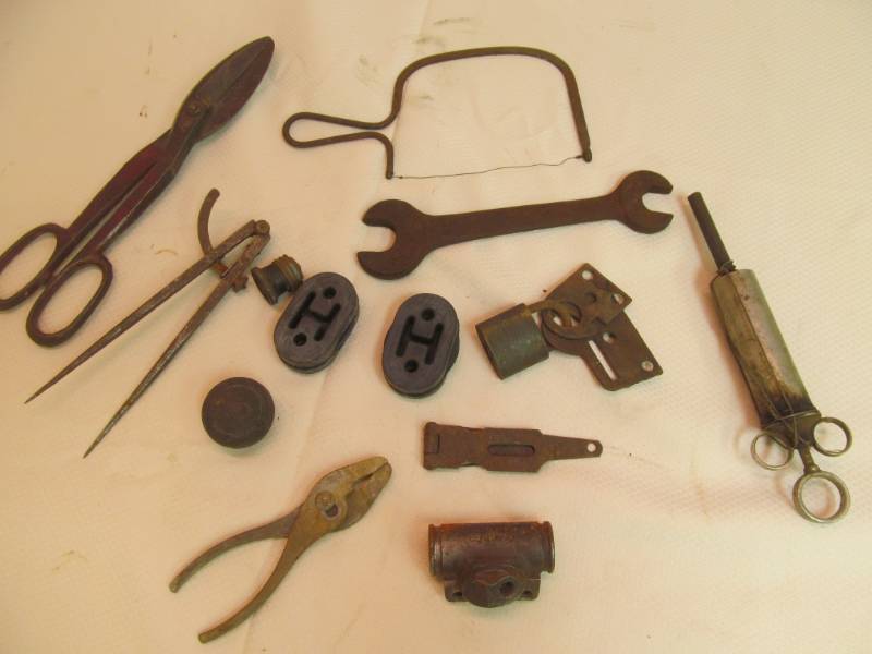 lot 16 image: vintage tools
