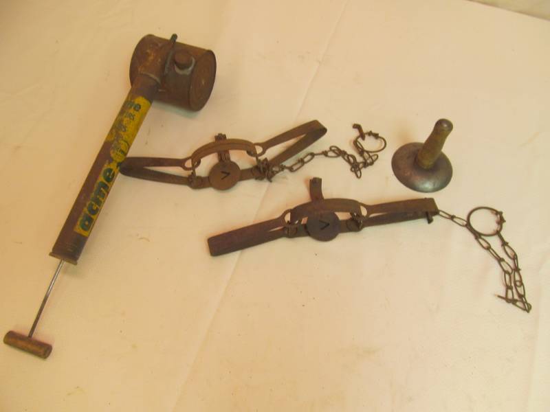 lot 27 image: traps, pigs scraper, bug sprayer