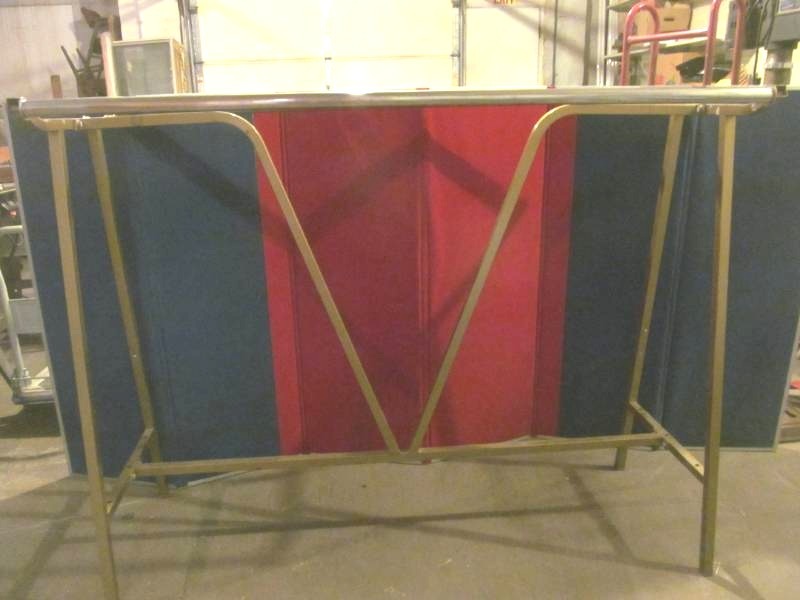 lot 43 image: clothing rack