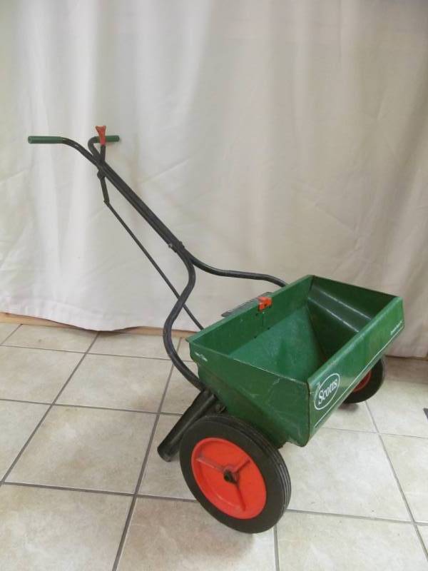 lot 58 image: Scotis Lawn Spreader