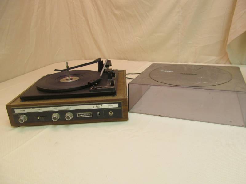 lot 97 image: Vintage Lloyds Turn Table