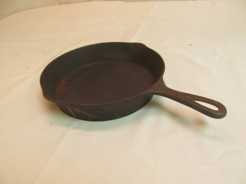 lot 101 image: Cast Iron Frypan