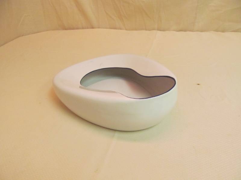 lot 132 image: Vintage Enamel Bed Pan
