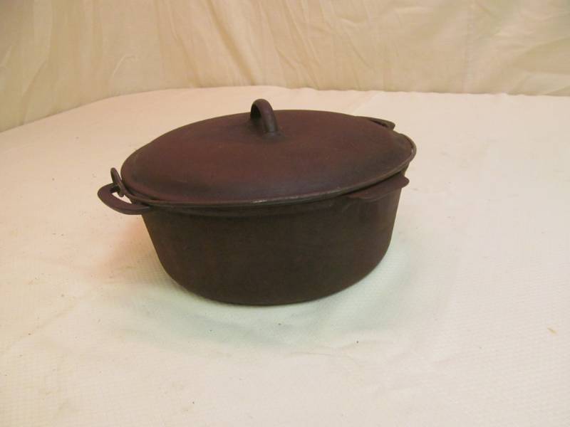 lot 169 image: Cast Iron Dutch Oven w Lid