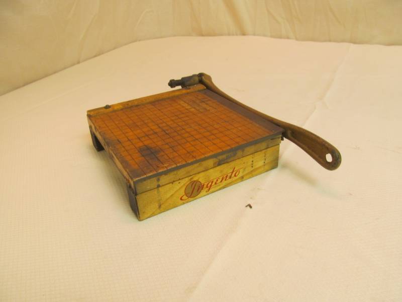 lot 180 image: Vintage Papercutter