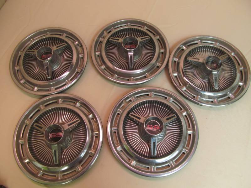 lot 190 image: 1964 Chrevolet Impala hub caps (Spinners)