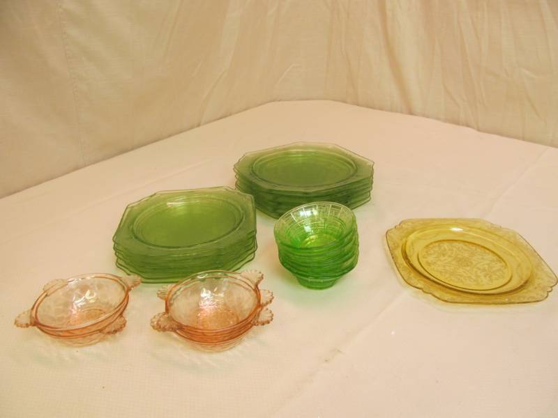lot 215 image: Group pf Depression Glass