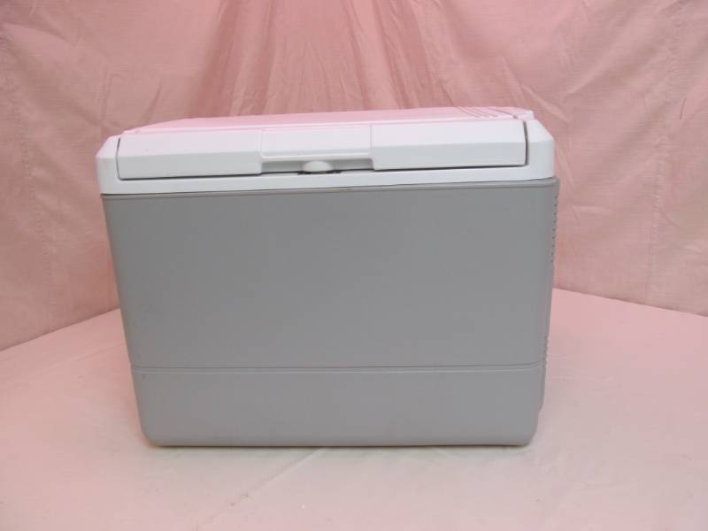 lot 216 image: Coleman Travel Iceless Cooler