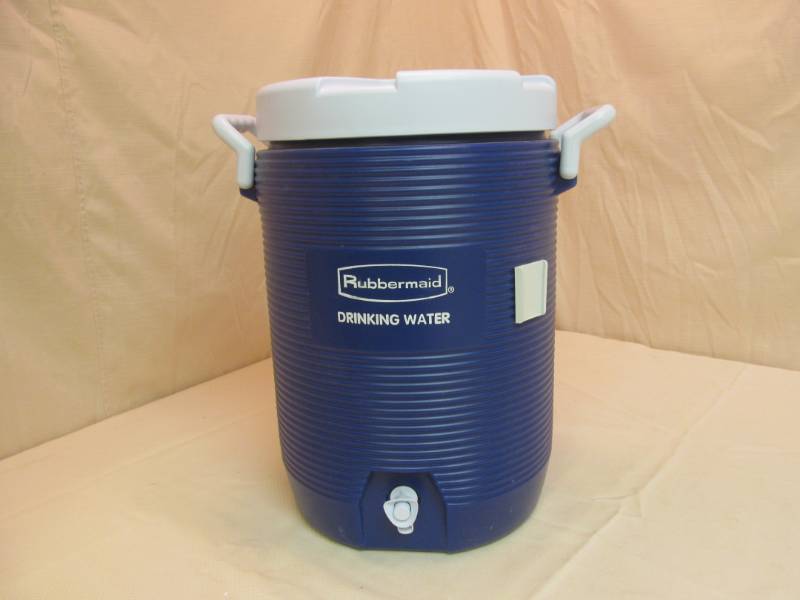 lot 217 image: Rubbermaid Drinking Cooler