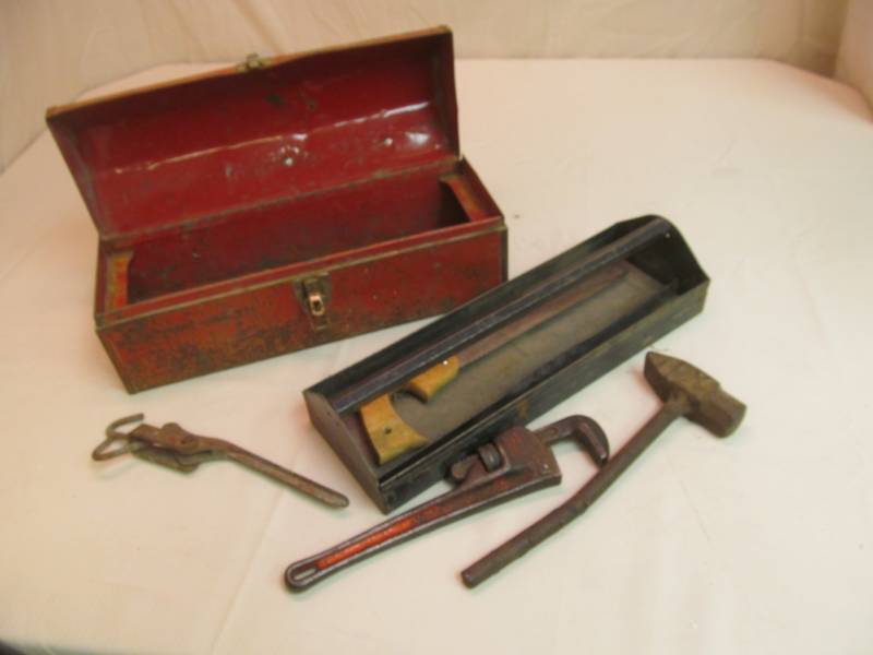 lot 218 image: Metal Tool Box w tools