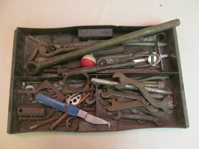 lot 219 image: Tray full of Vintage Tools