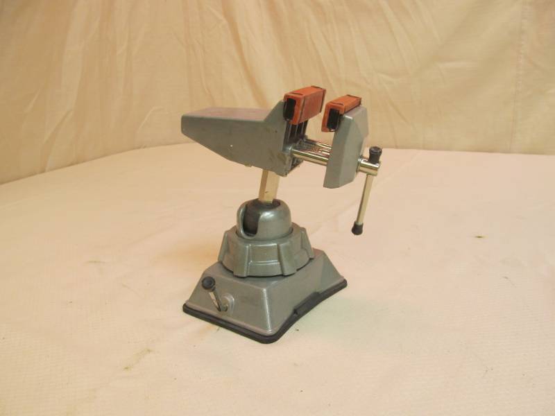 lot 225 image: Bench Vise (Adjustable)