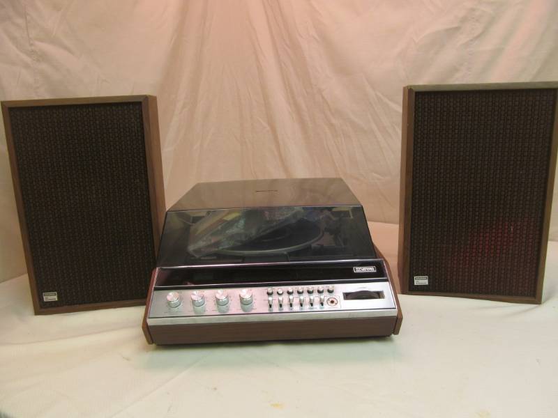 lot 252 image: AMFM TurnTable wSpeakers