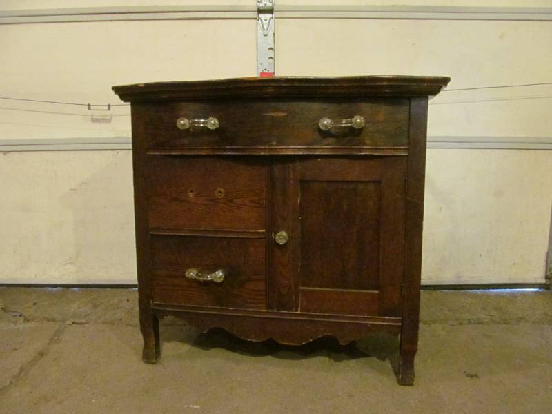 lot 257 image: Vintage Commode
