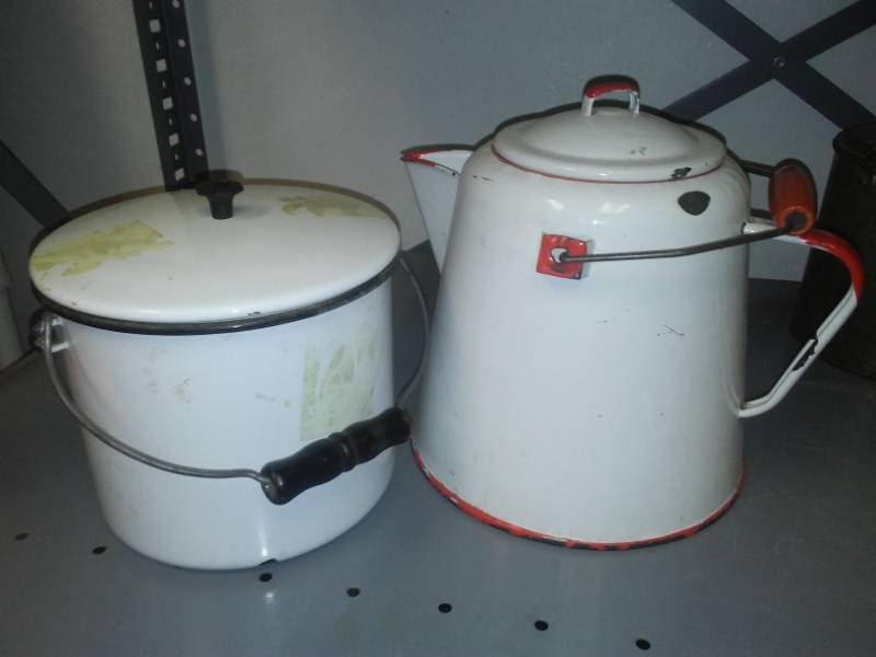 lot 206 image: Two large enamelware cookware.