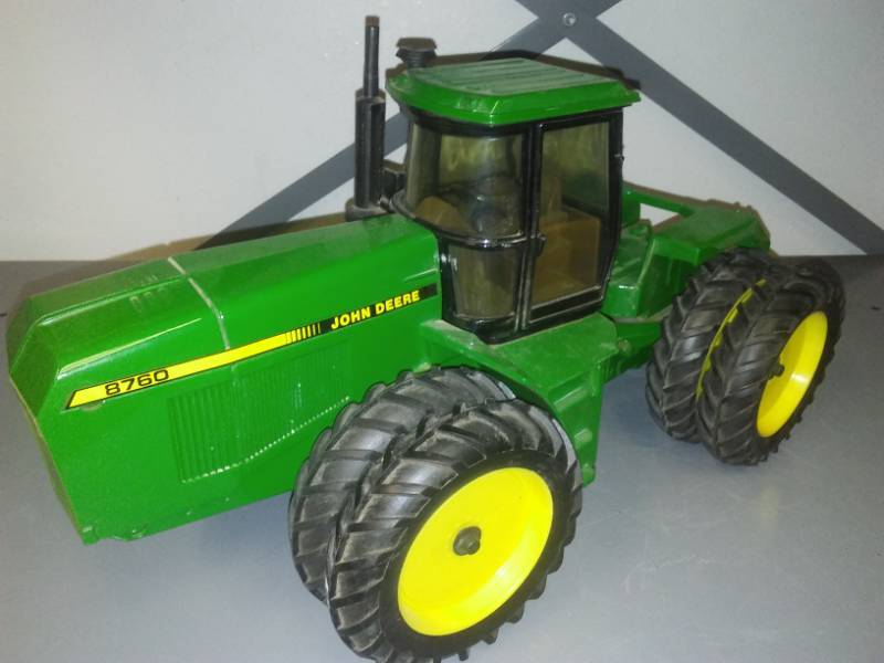 lot 220 image: John Deere tractor 8760