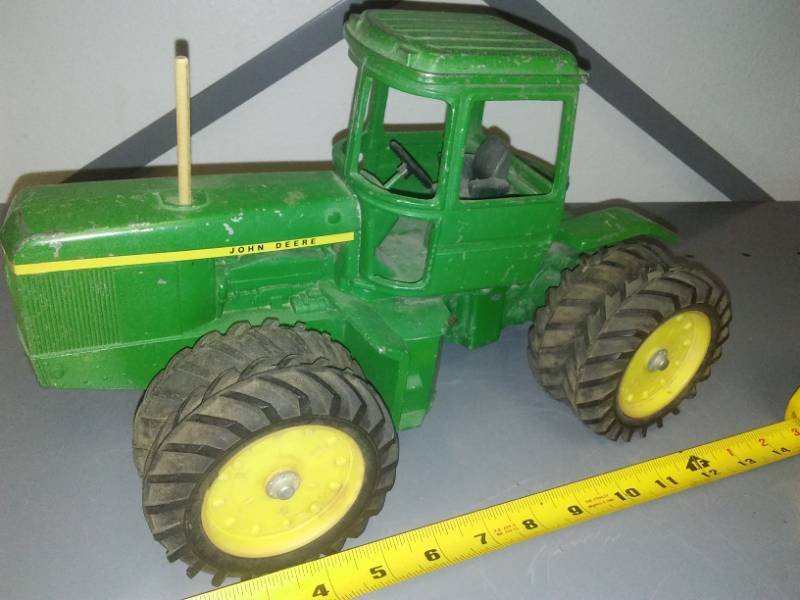 lot 221 image: John Deere tractor