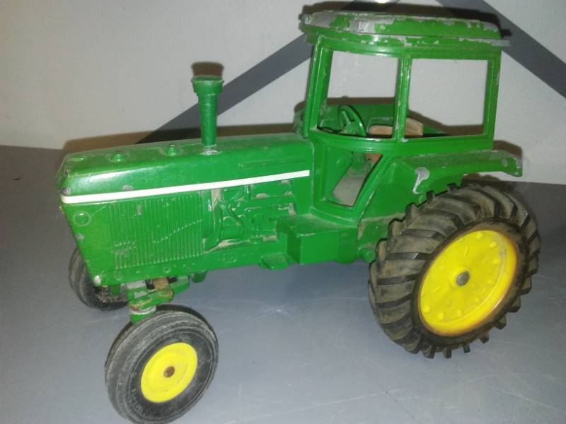 lot 222 image: John Deere tractor cab