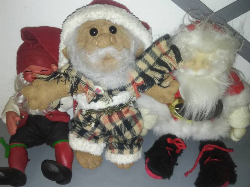 lot 228 image: 3 Santa of Christmas figures