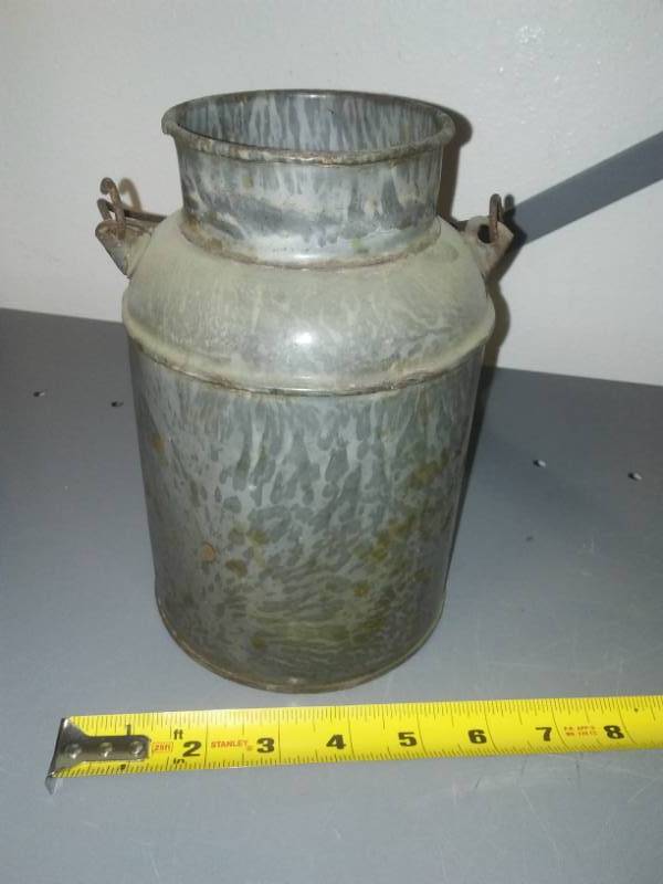 lot 240 image: Enamelware, 2 quart can - no tops, great enamel.