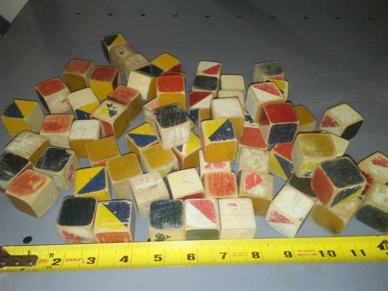lot 261 image: Wood blocks 1 inch size colored sides Q - 69.