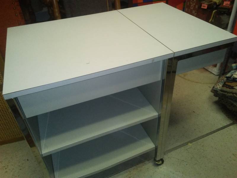 lot 290 image: Office workstation on casters